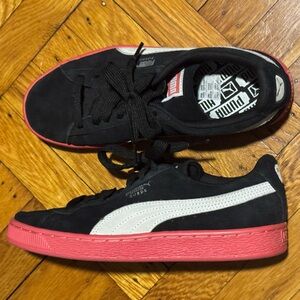Used 8.5 women’s Puma Suede sneaker blk w Red sole